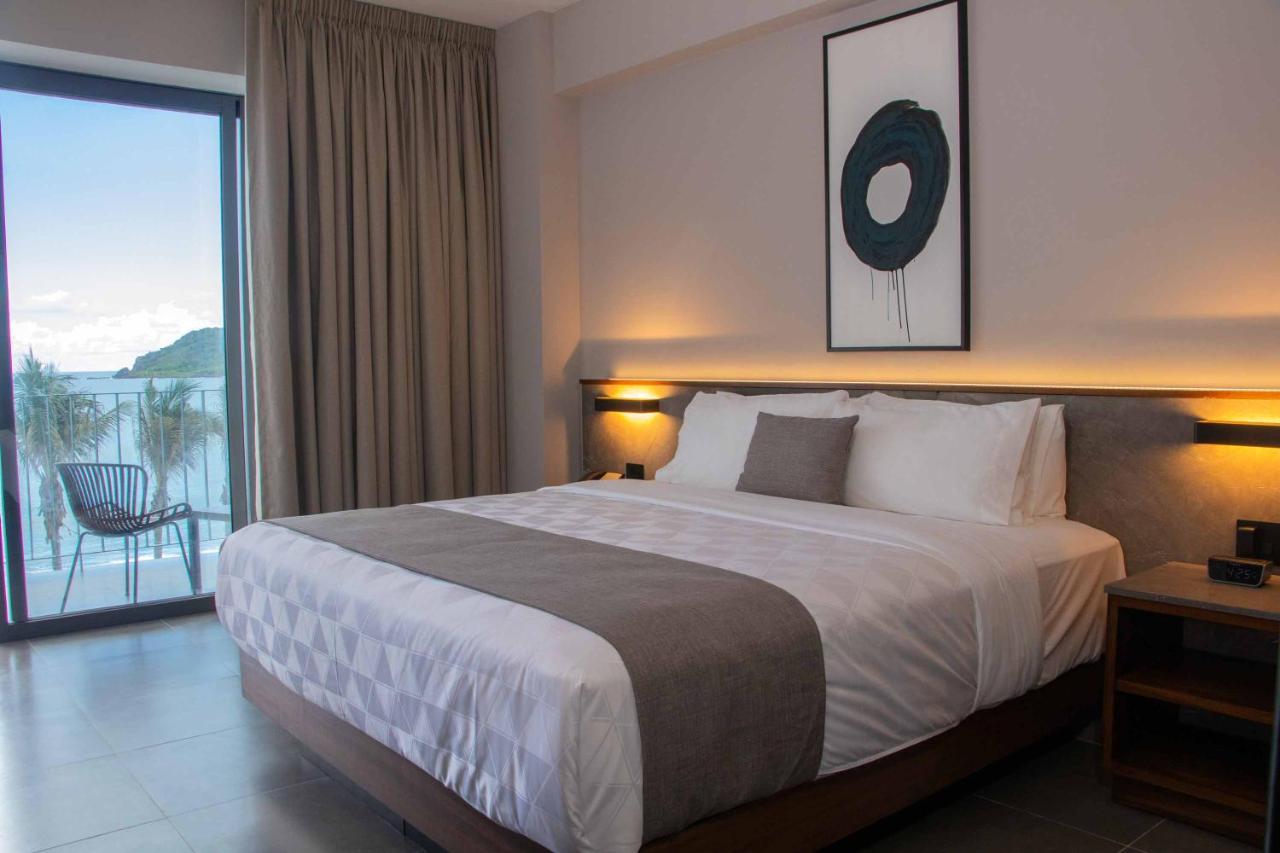 Deluxe Room King Ocean View