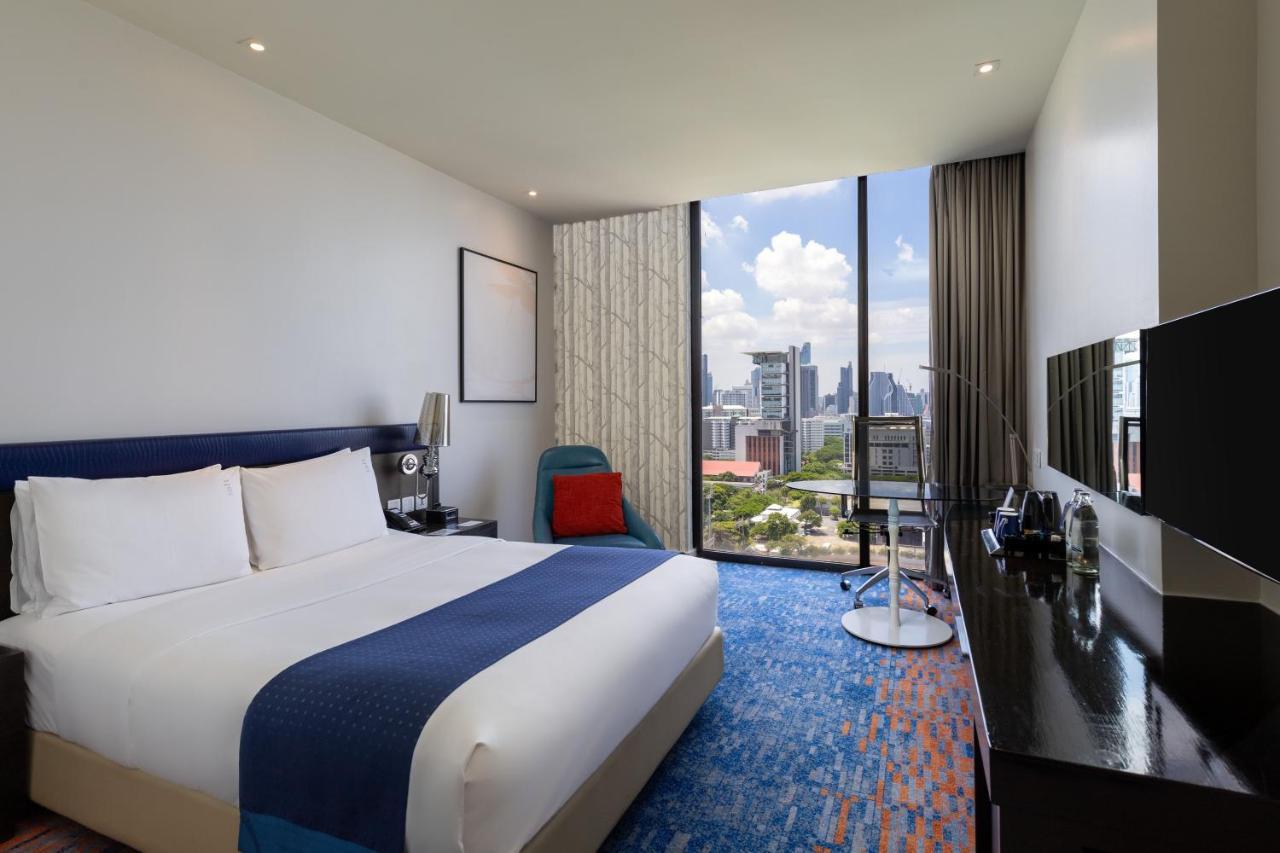 Standard Queen Room Stadium View