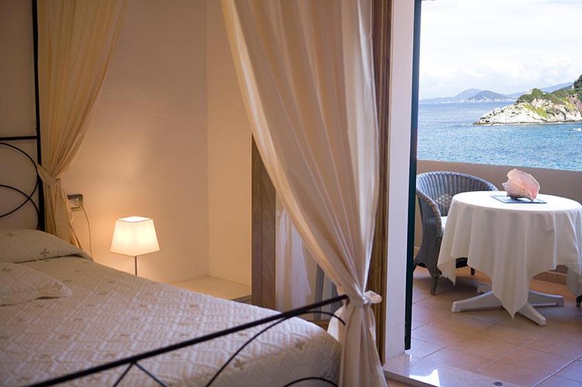Camera Matrimoniale Deluxe con Balcone e Vista Mare