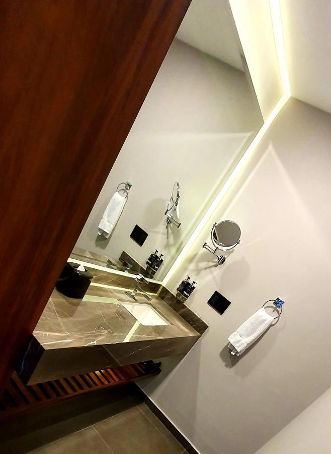Deluxe Room King Ocean View