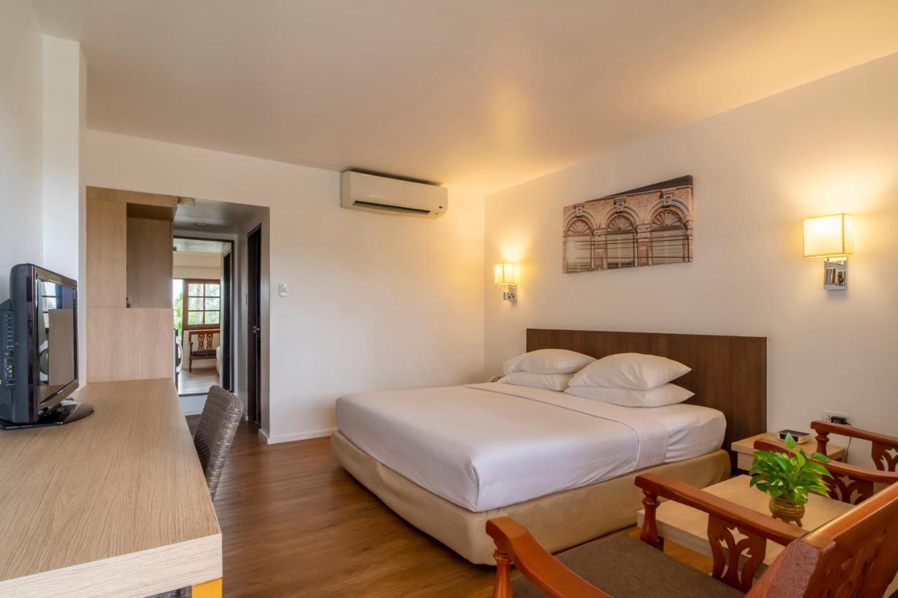 Superior King Room Partial Ocean View