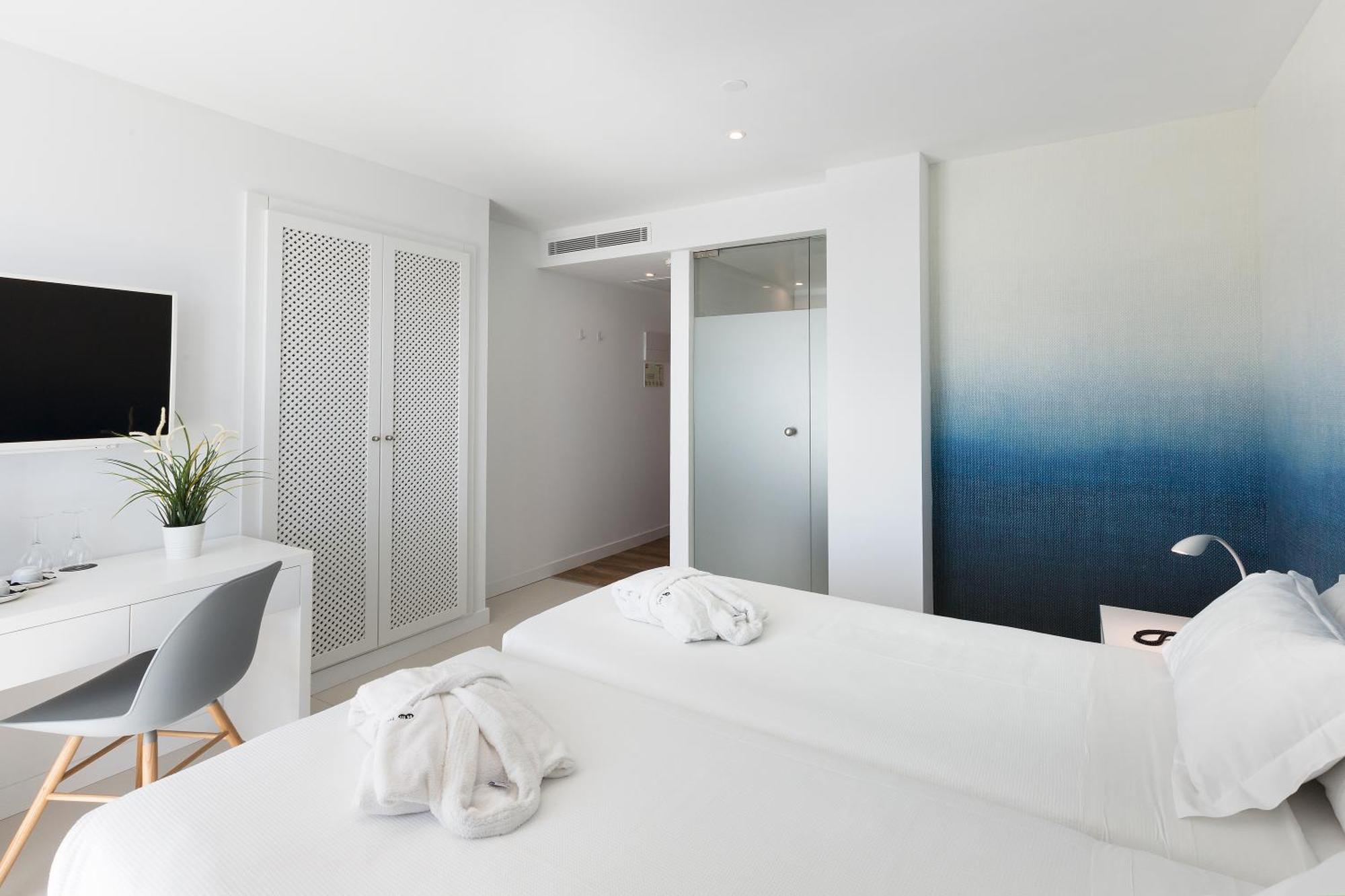 Premium Twin Room Lateral Sea View Balcony