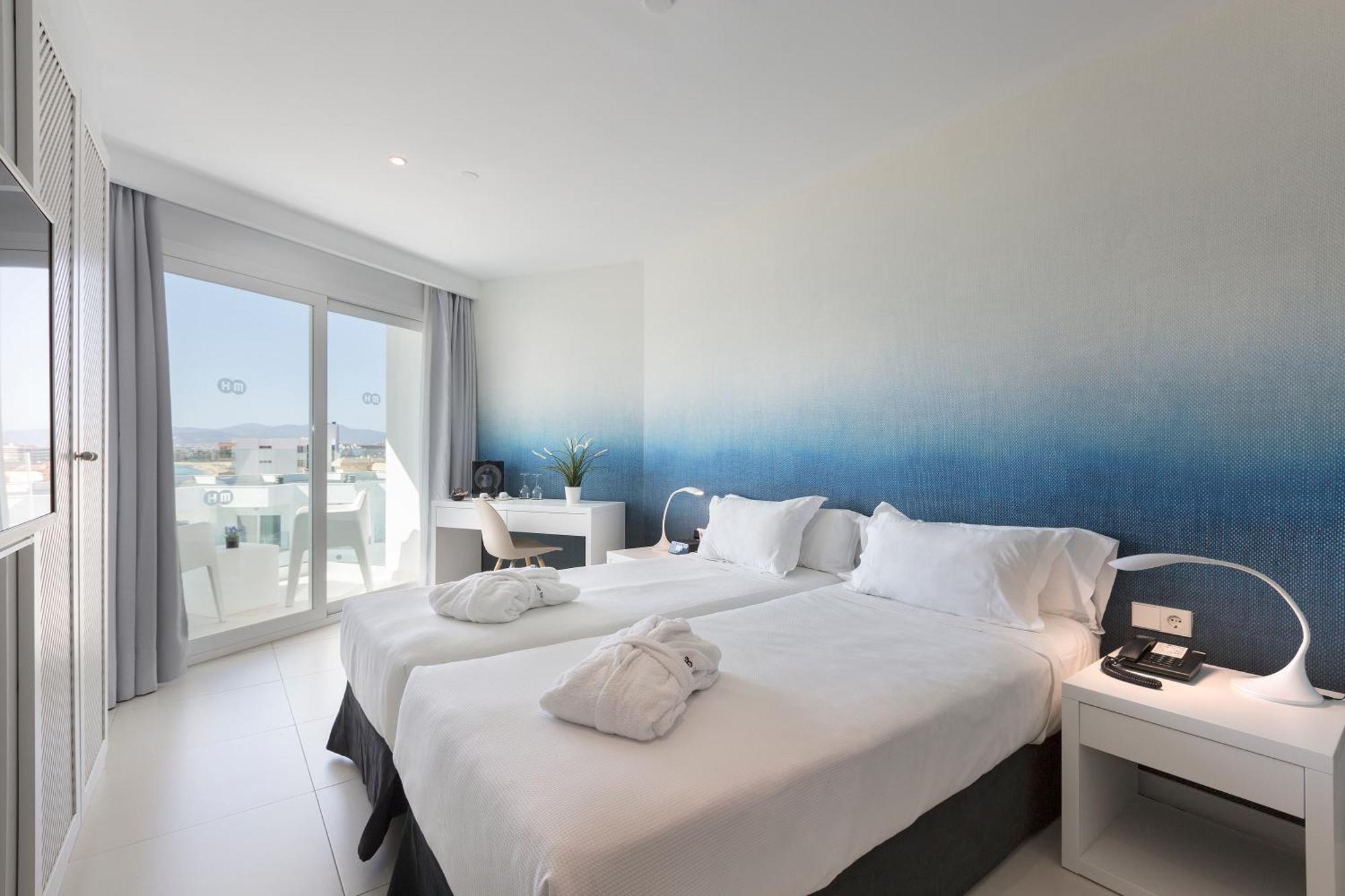 Premium Twin Room Lateral Sea View Balcony