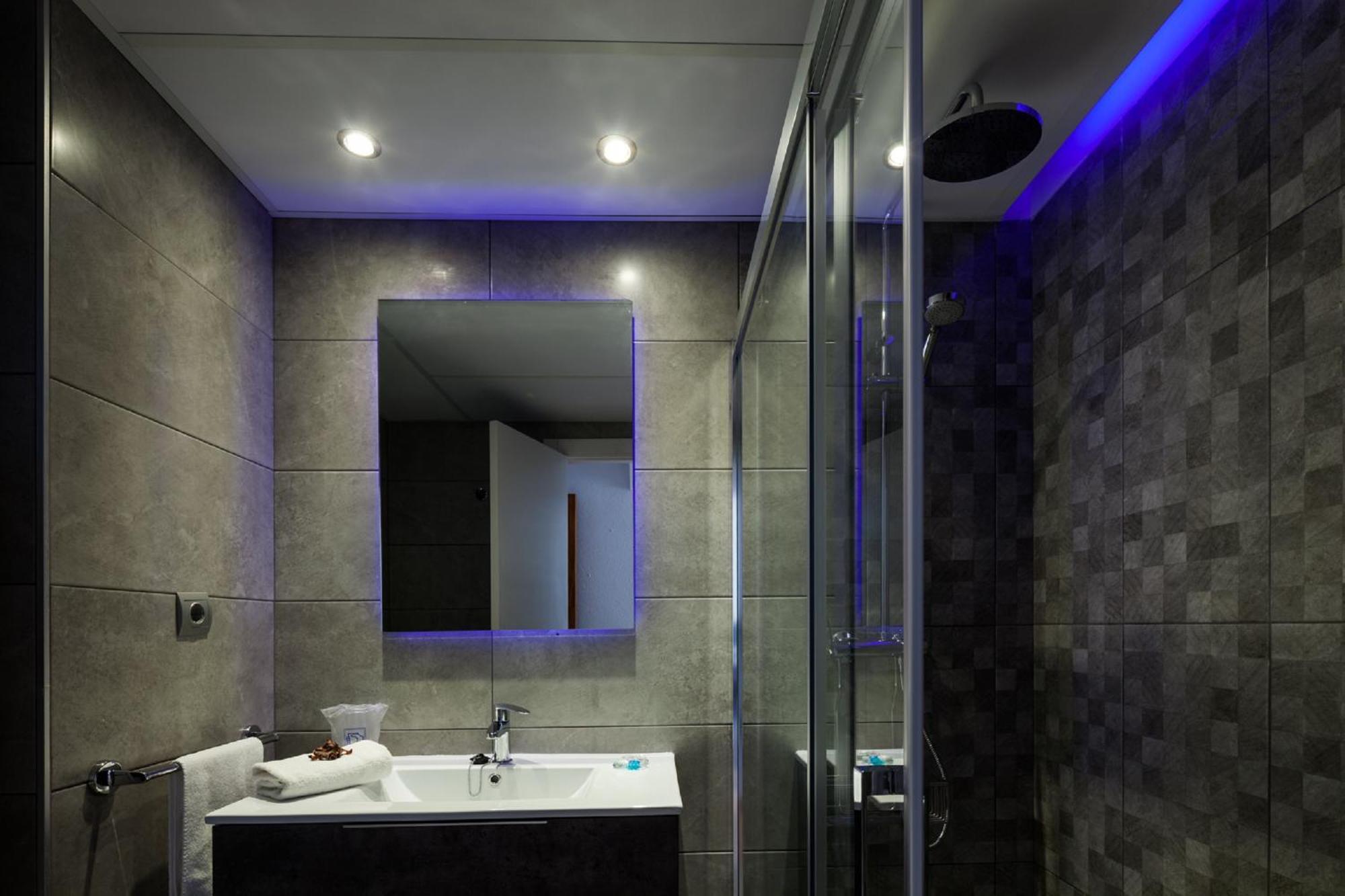 One-Bedroom Apartment without Air Conditioning