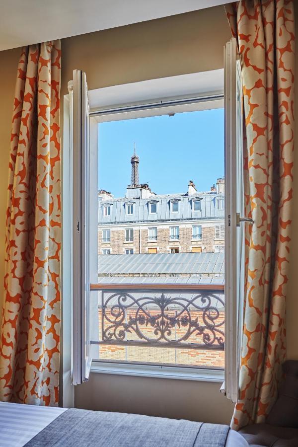 Classic Twin Room Eiffel Tower View