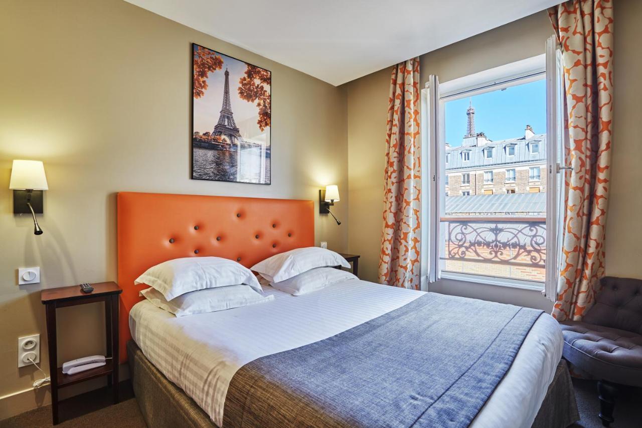 Classic Twin Room Eiffel Tower View