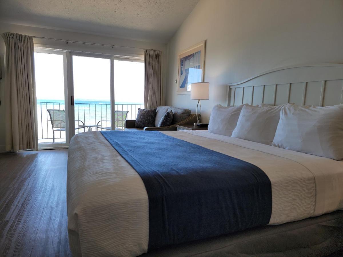 King Bed Bay View Spa Tub