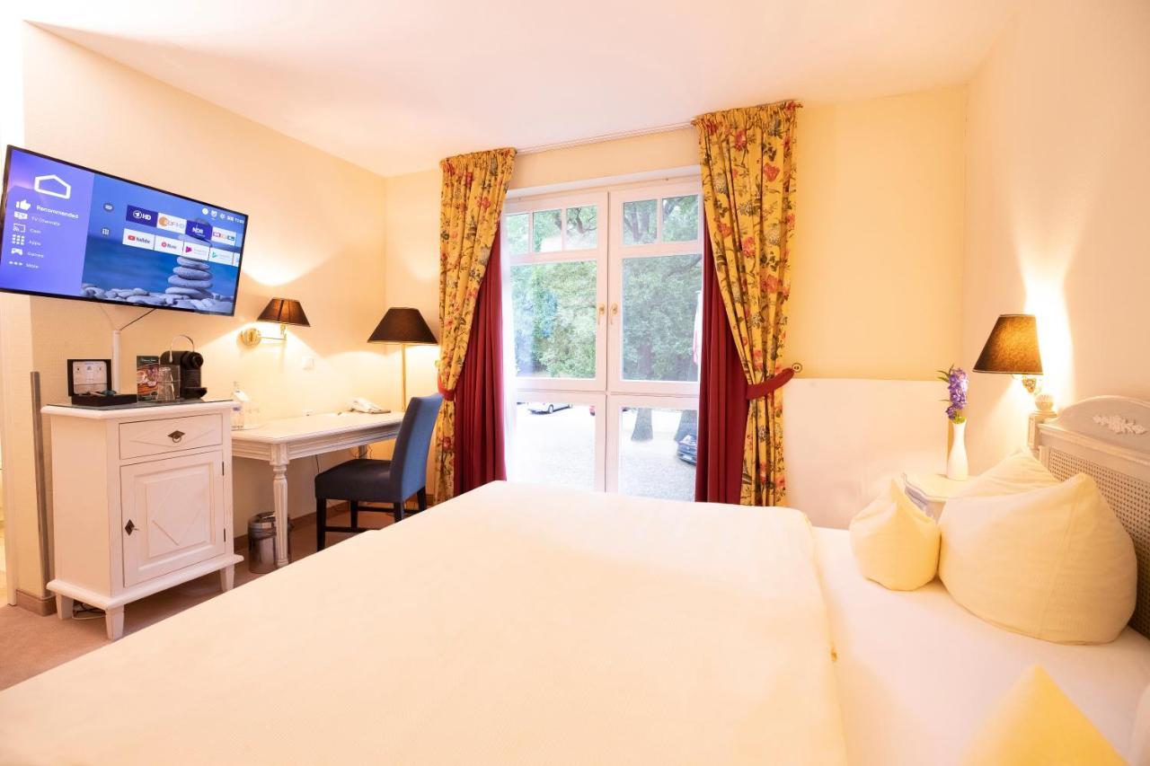 Double Room Forest or Street Side