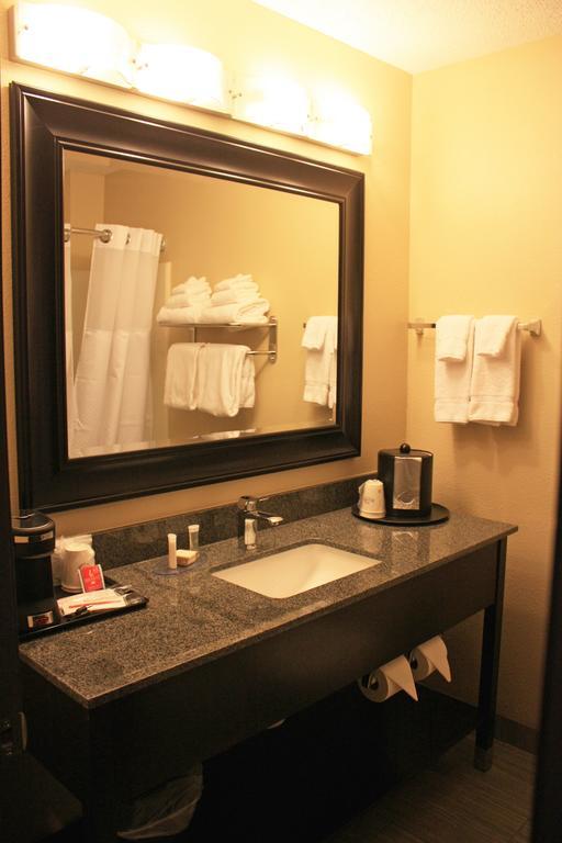 Deluxe King Room with Jetted Tub - Non-Smoking