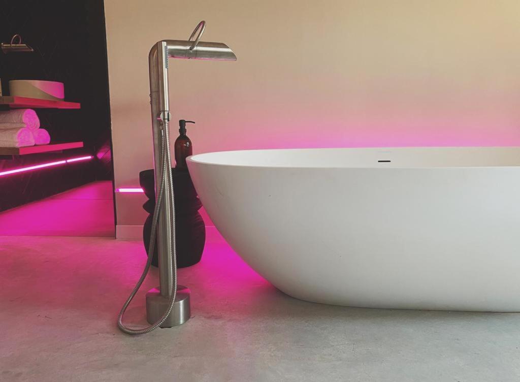 Deluxe King Studio Bath Tub