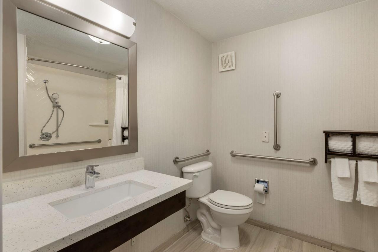 King Room with Bath Tub - Mobility Accessible/Non-Smoking