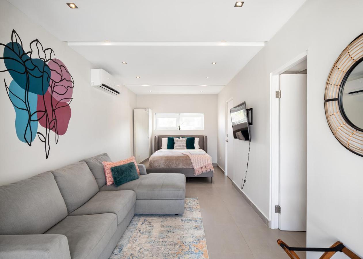 Deluxe Studio, 1 Queen bed with Sofa bed,1315865461:JPEG