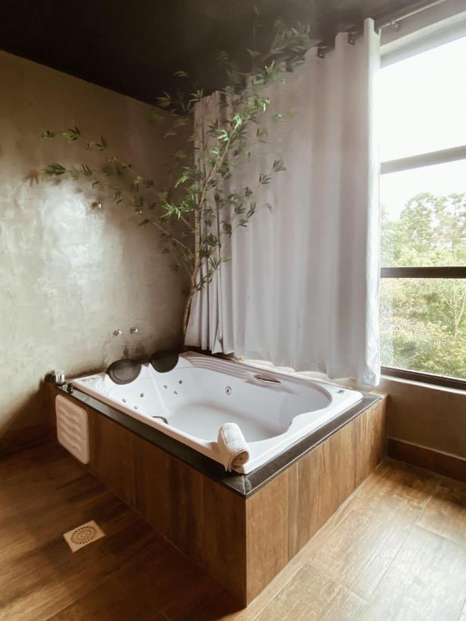 Deluxe Suite Spa Bath