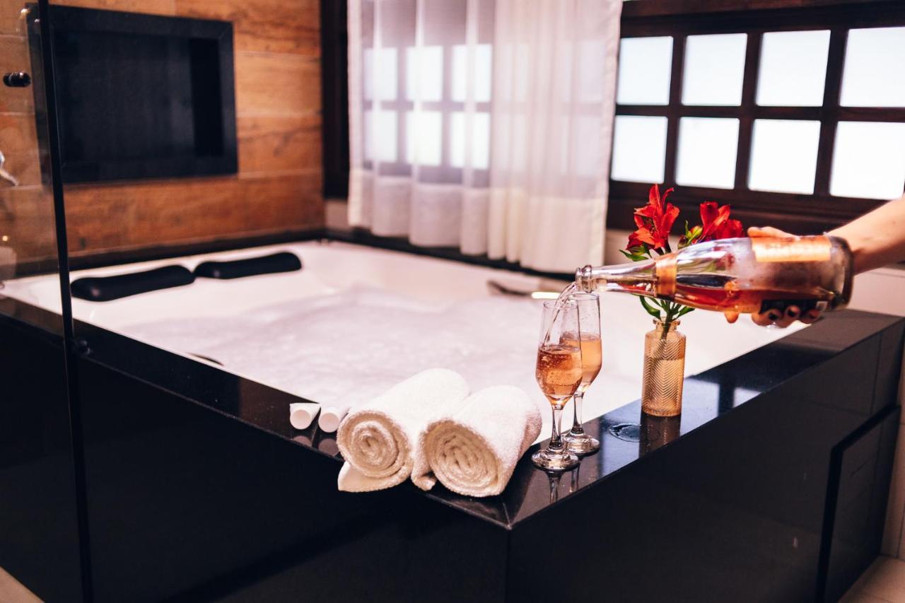 Deluxe Suite Spa Bath