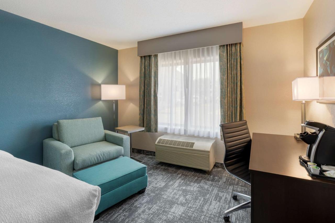 King Room Bath Tub Mobility Accessible or Non-Smoking