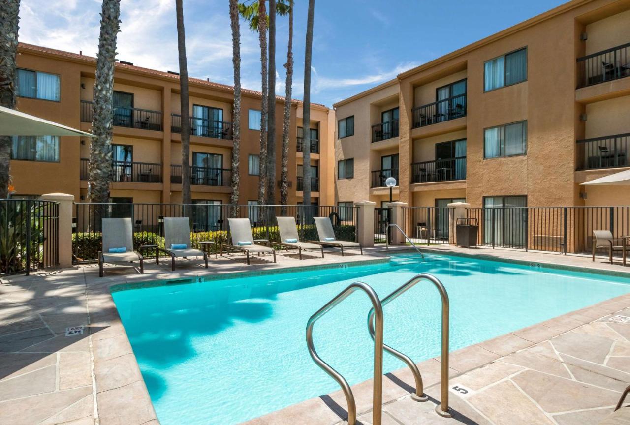 One-Bedroom Two Queens Suite with Pool View
