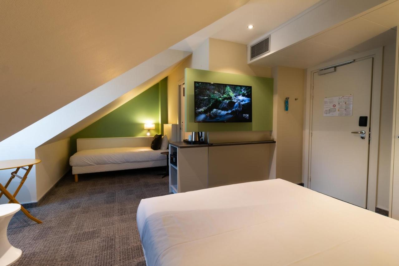 POP Room One Double Bed One Single Bed
