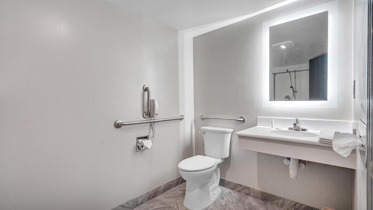 King Room Mobility Access Bathtub Grab Bars Non-Smoking