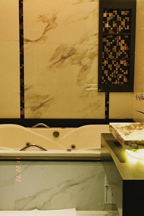 King Suite Spa Bath