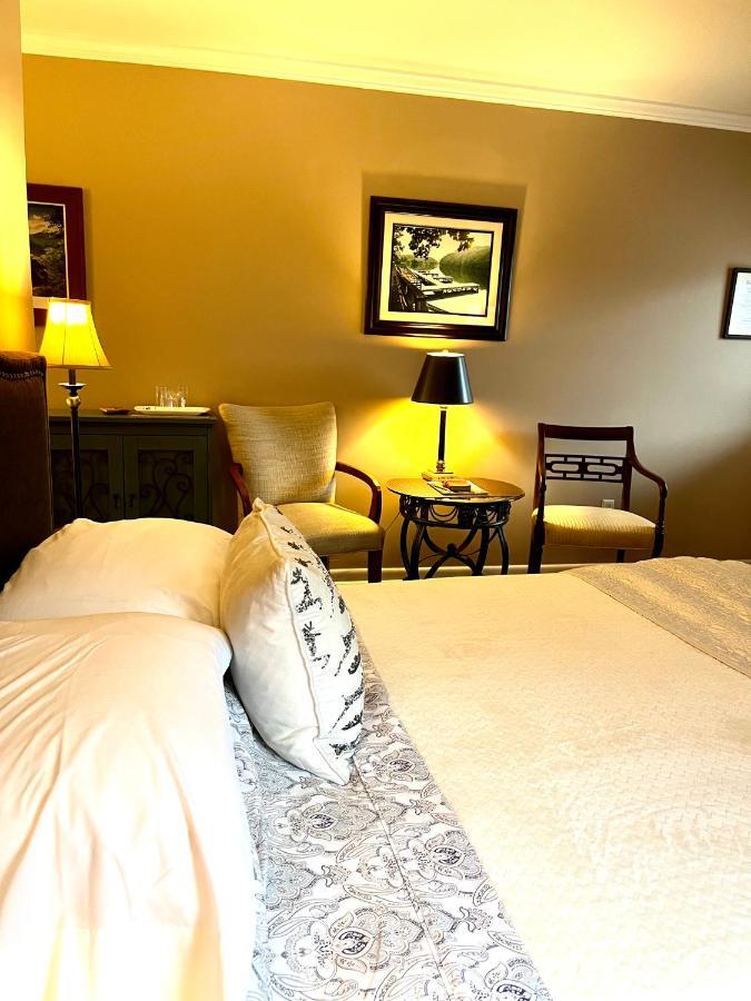 Deluxe Queen Suite Private Balcony