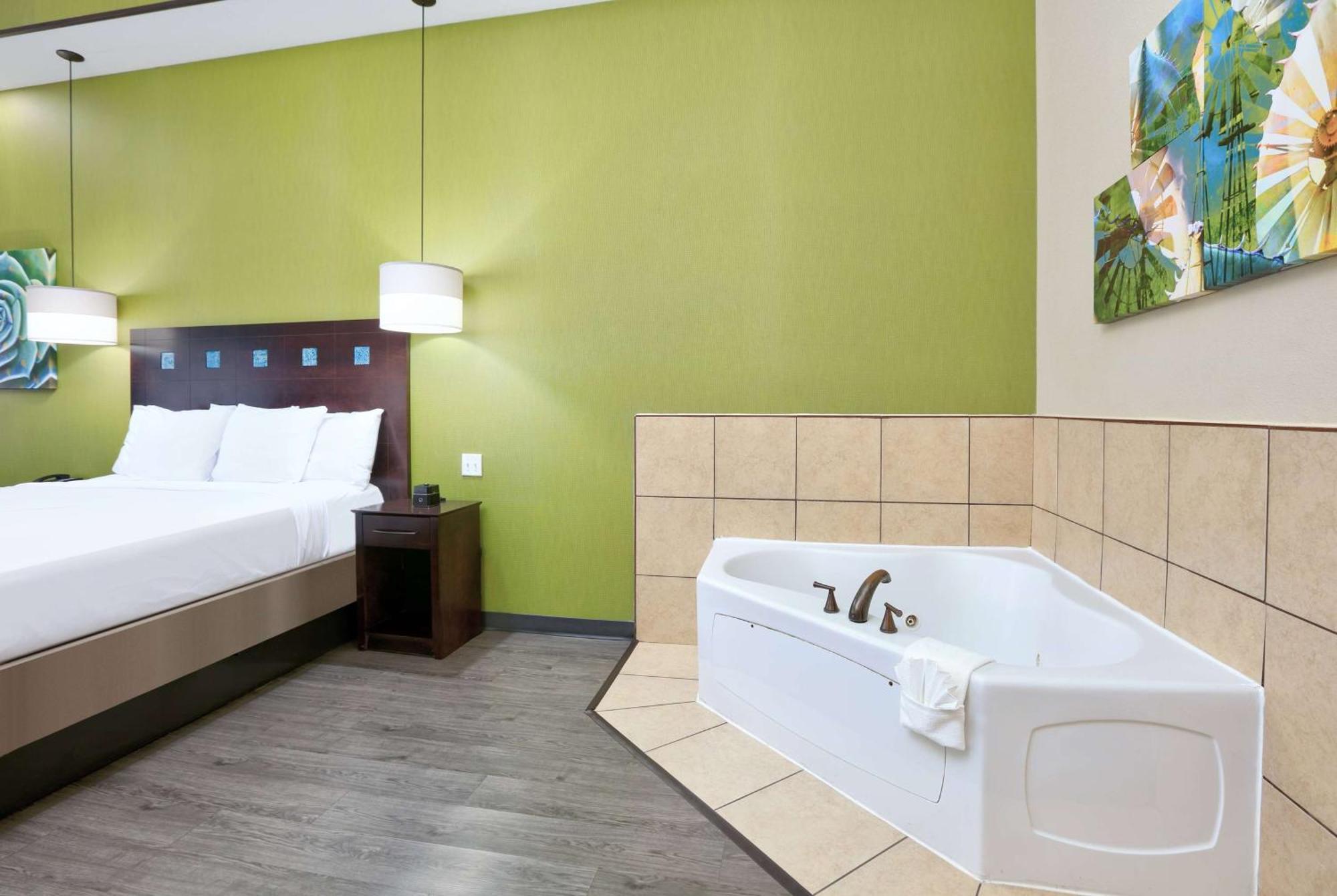 King Room Jetted Tub Non-Smoking