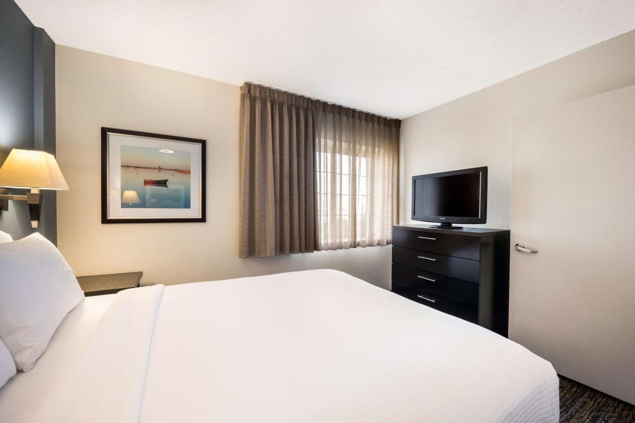 One-Bedroom Queen Suite Bathtub Mobility Accessible