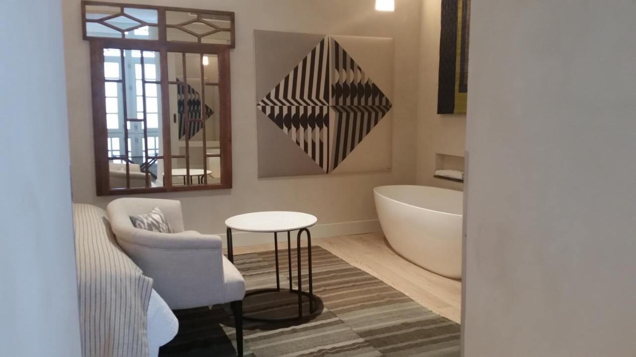 Habitación con cama extragrande y vistas a la piscina