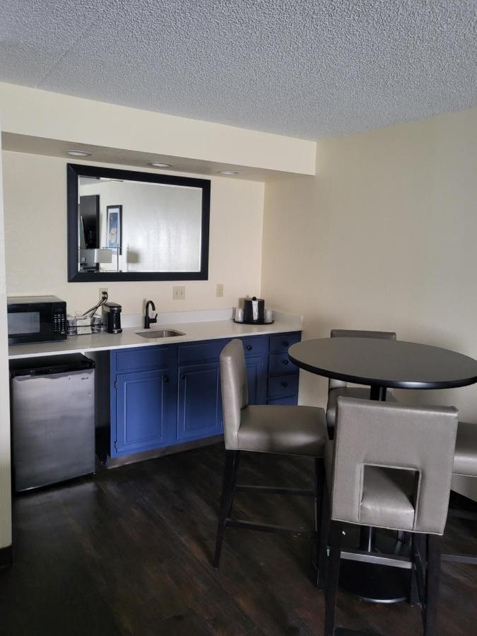 Executive Suite Complimentary Happy Hour M-Sa