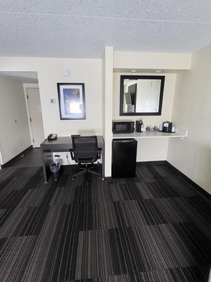 King Suite Complimentary Happy Hour M-Sa