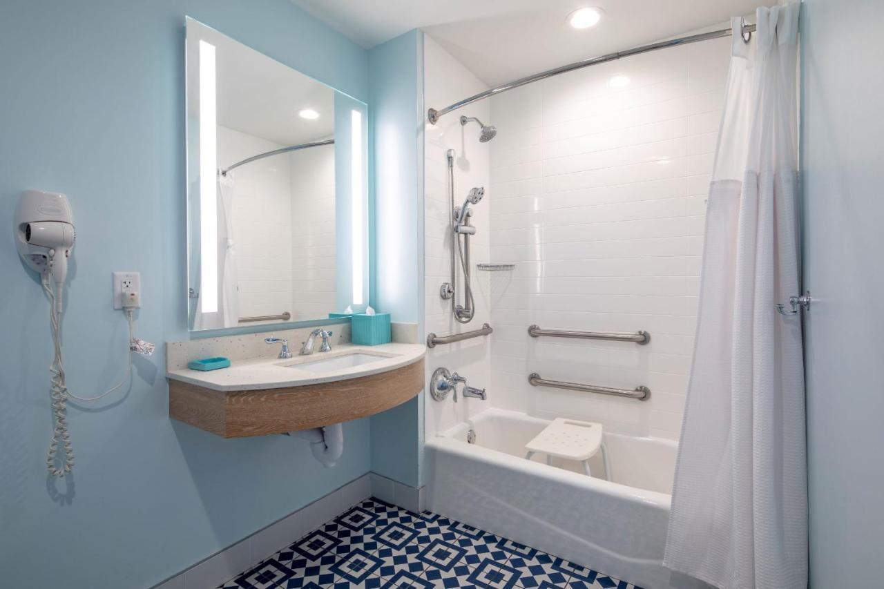 Standard Room Pool View Mobility Accessible ADA Tub Includes Early Park Admission*