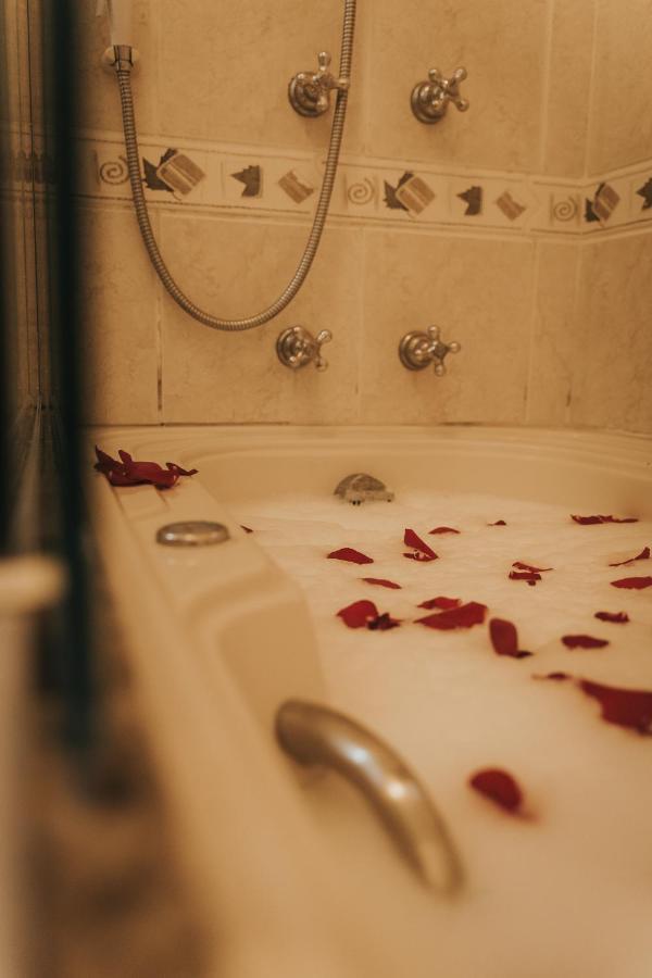 Deluxe Suite Spa Bath