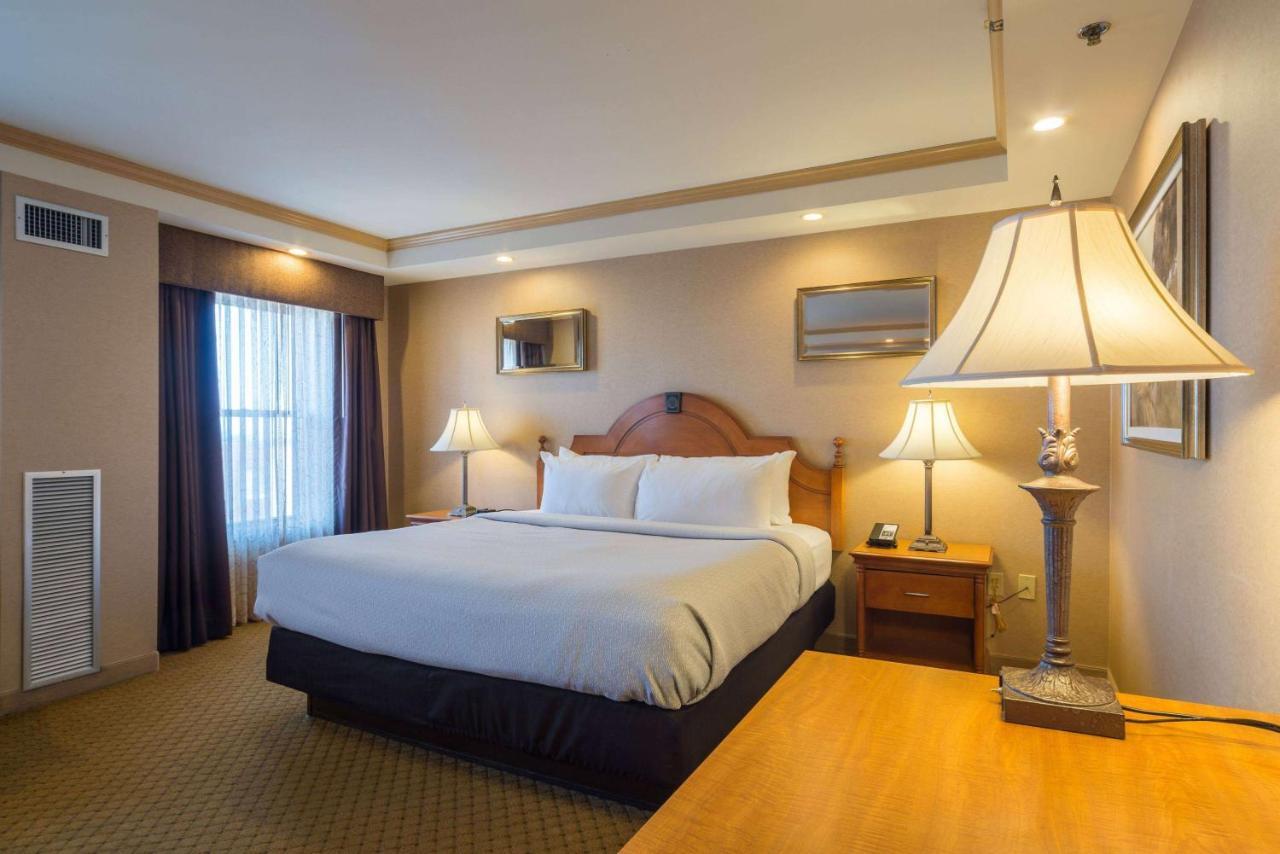 King Room with Mobility/Hearing Access and Bathtub with Grab Bars, Non-Smoking,1393985237:JPEG