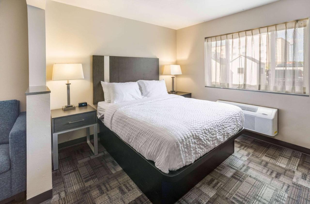 Queen Room with Bath Tub - Mobility Accessible/Non-Smoking