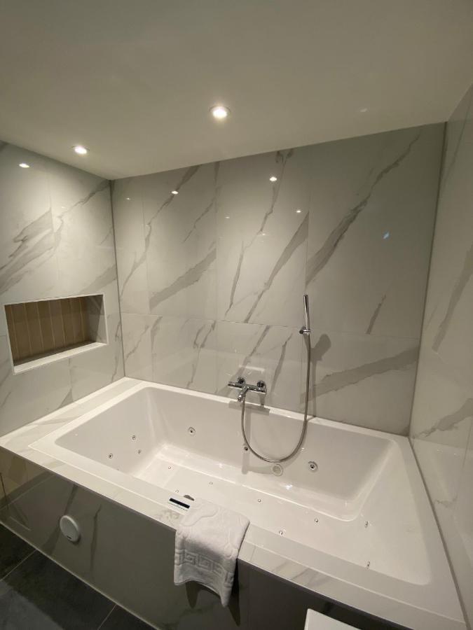 King Suite Spa Bath
