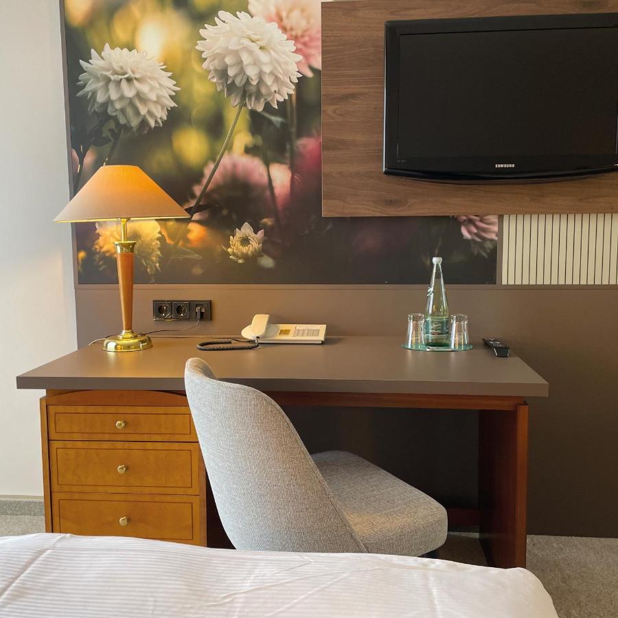 Standard Single Room Queen Bed