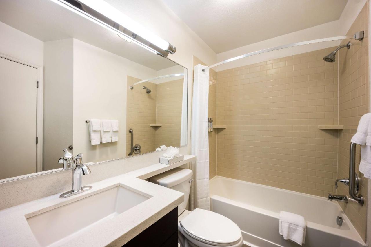 Queen Studio Suite Bathtub Mobility Accessible,1708163540:JPEG