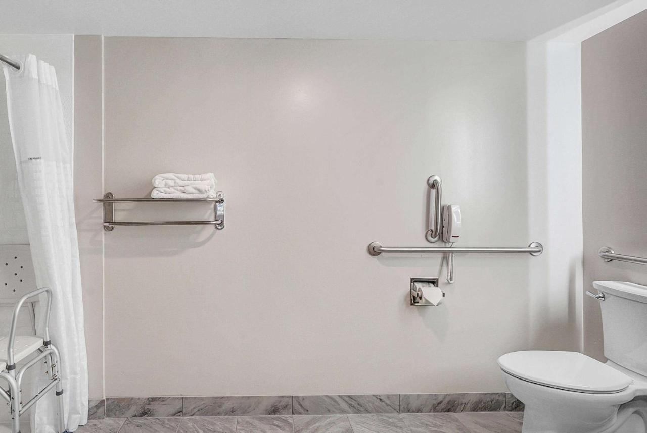 King Room Mobility Access Bathtub Grab Bars Non-Smoking