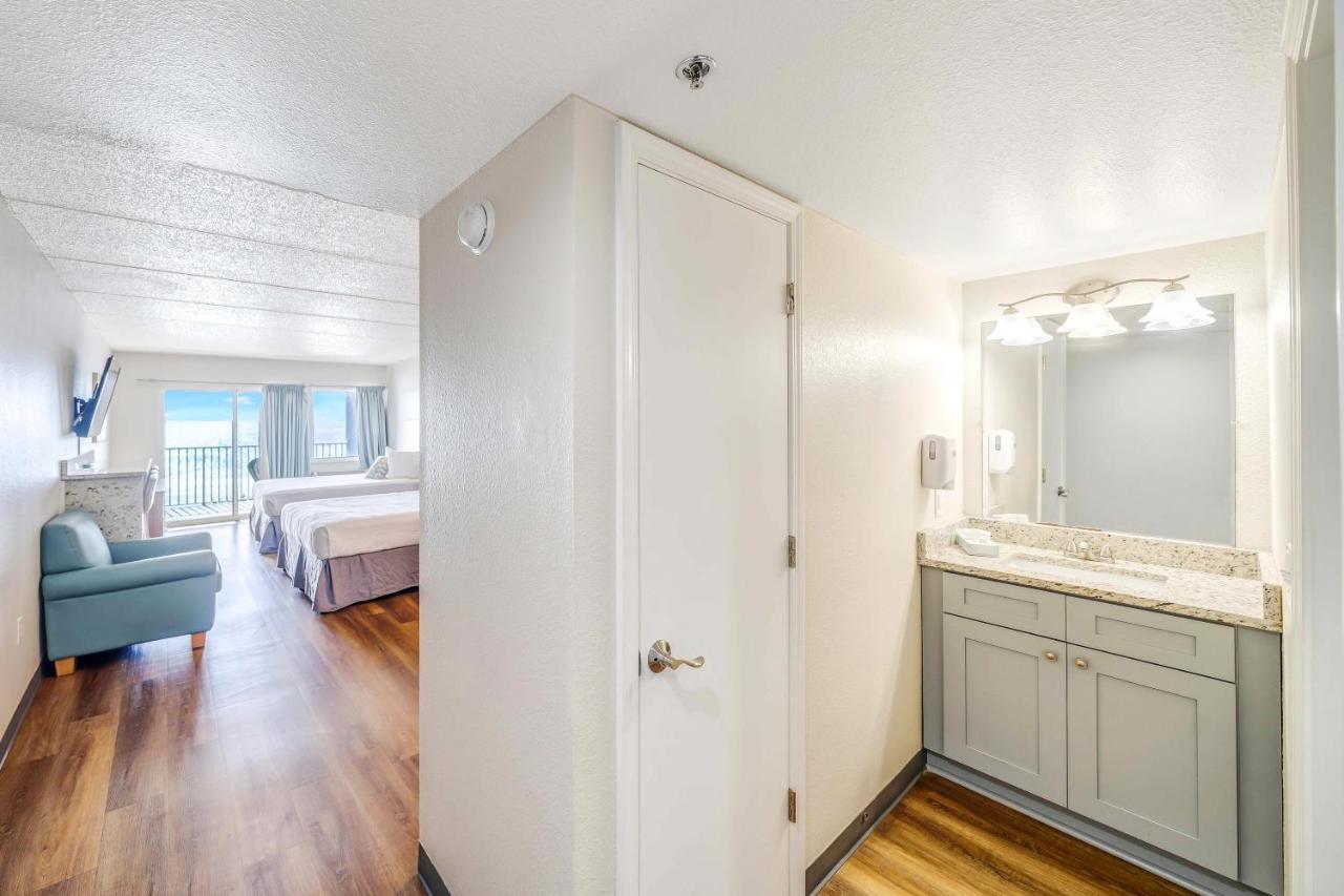Beachfront Walkout Room - Queen/Queen with Kitchen
