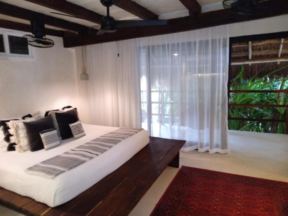 Habitación con cama extragrande y balcón