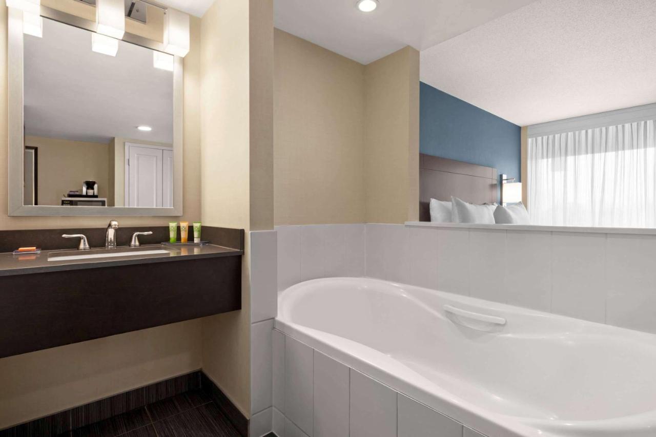 King Room Hot Tub
