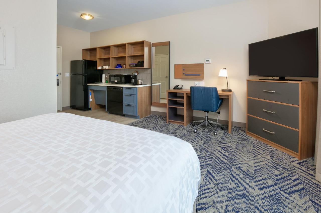 Queen Studio Suite with Hearing Accessible Roll in Shower - Non-Smoking