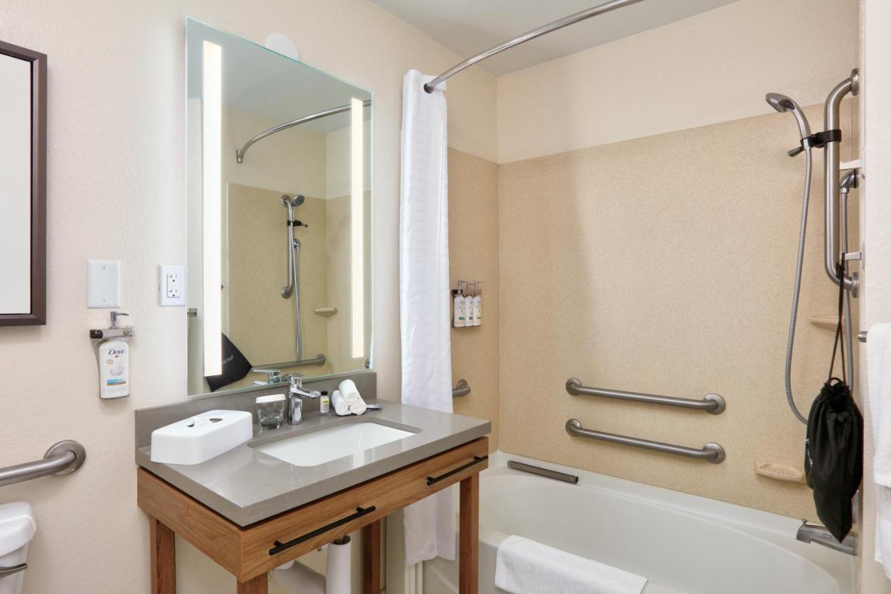 Queen Studio Suite - Mobility Access Tub/Non-Smoking
