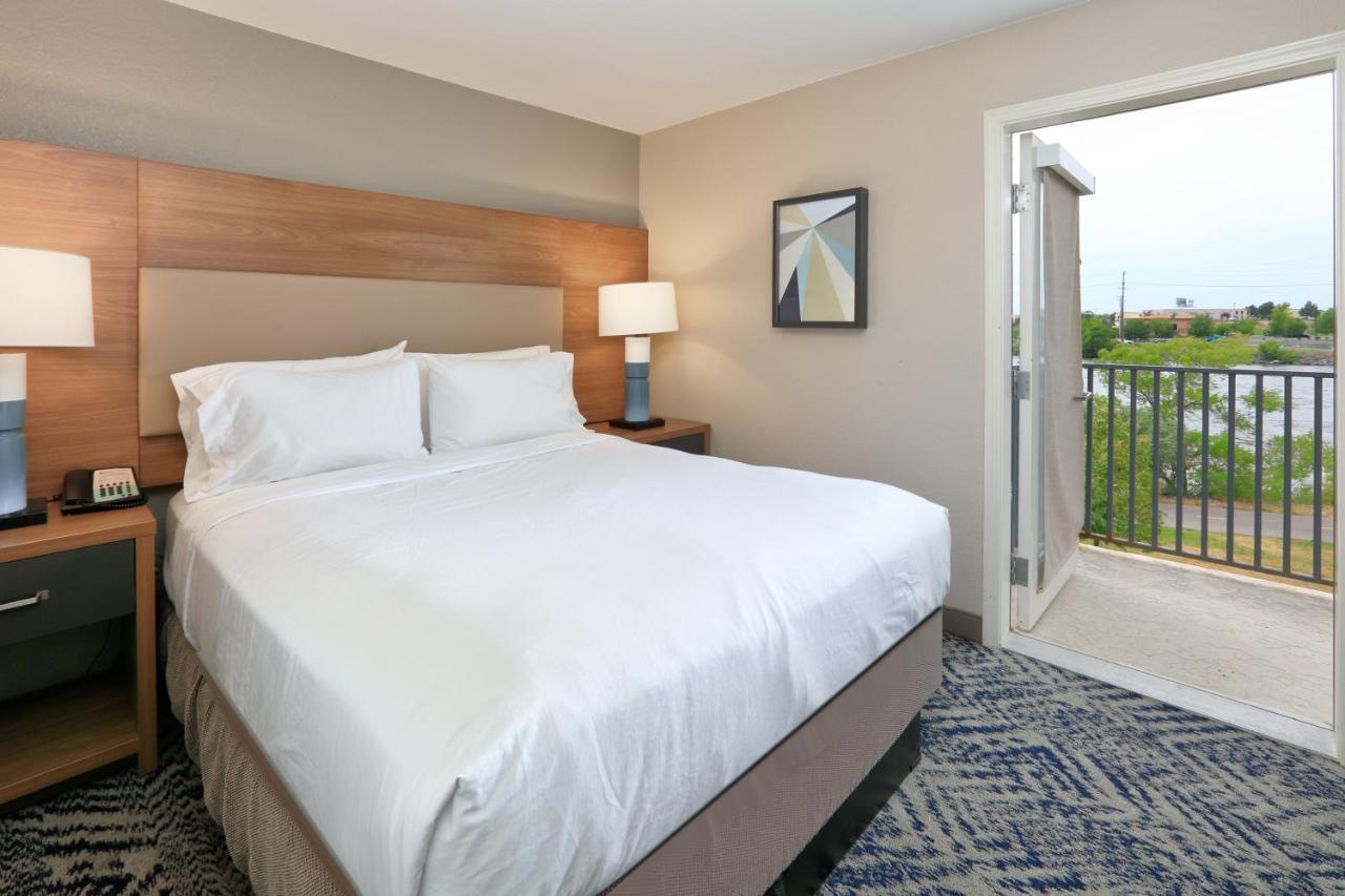 One Queen Bed Balcony Studio Suite Non-Smoking