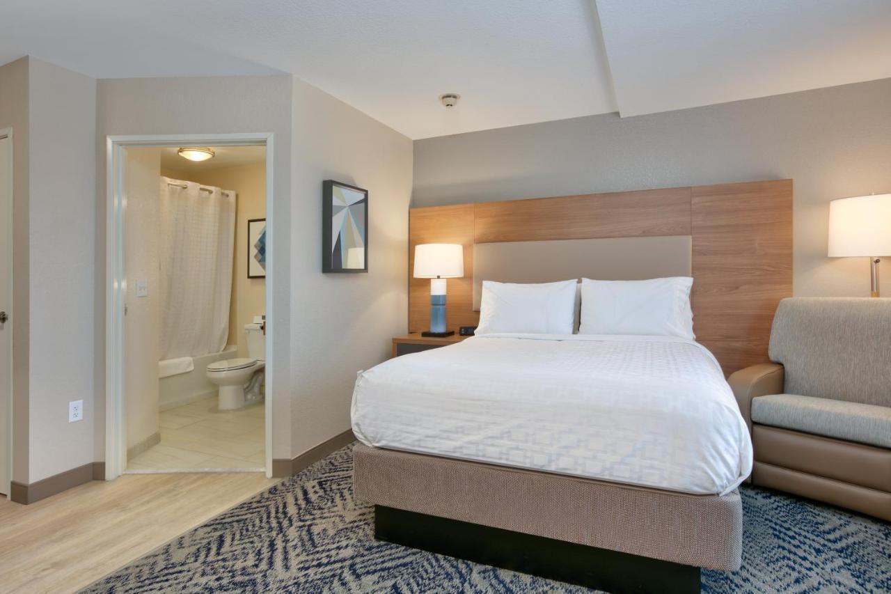 One Queen Bed Balcony Studio Suite Non-Smoking