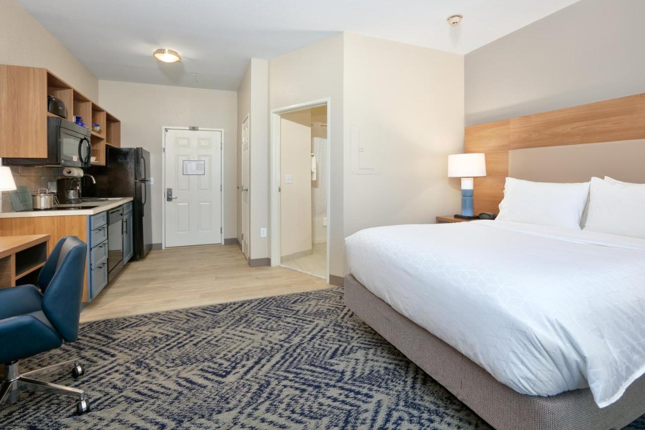 One Queen Bed Balcony Studio Suite Non-Smoking