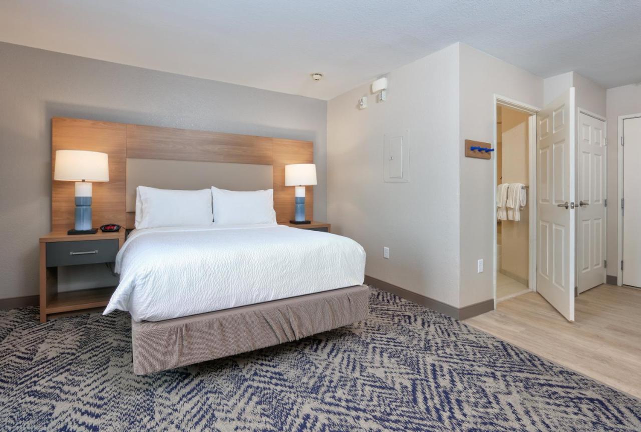 One Queen Bed Balcony Studio Suite Non-Smoking