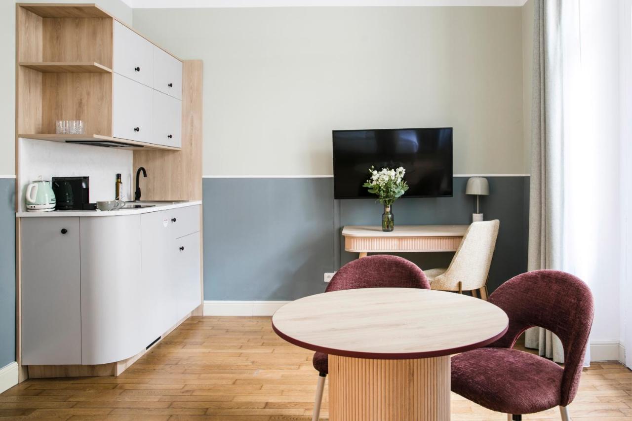 Extra Large Studio Kitchenette Balcony