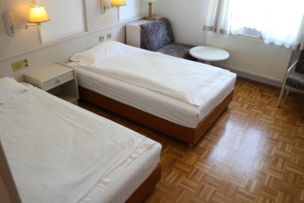 Doppel- oder Zweibettzimmer