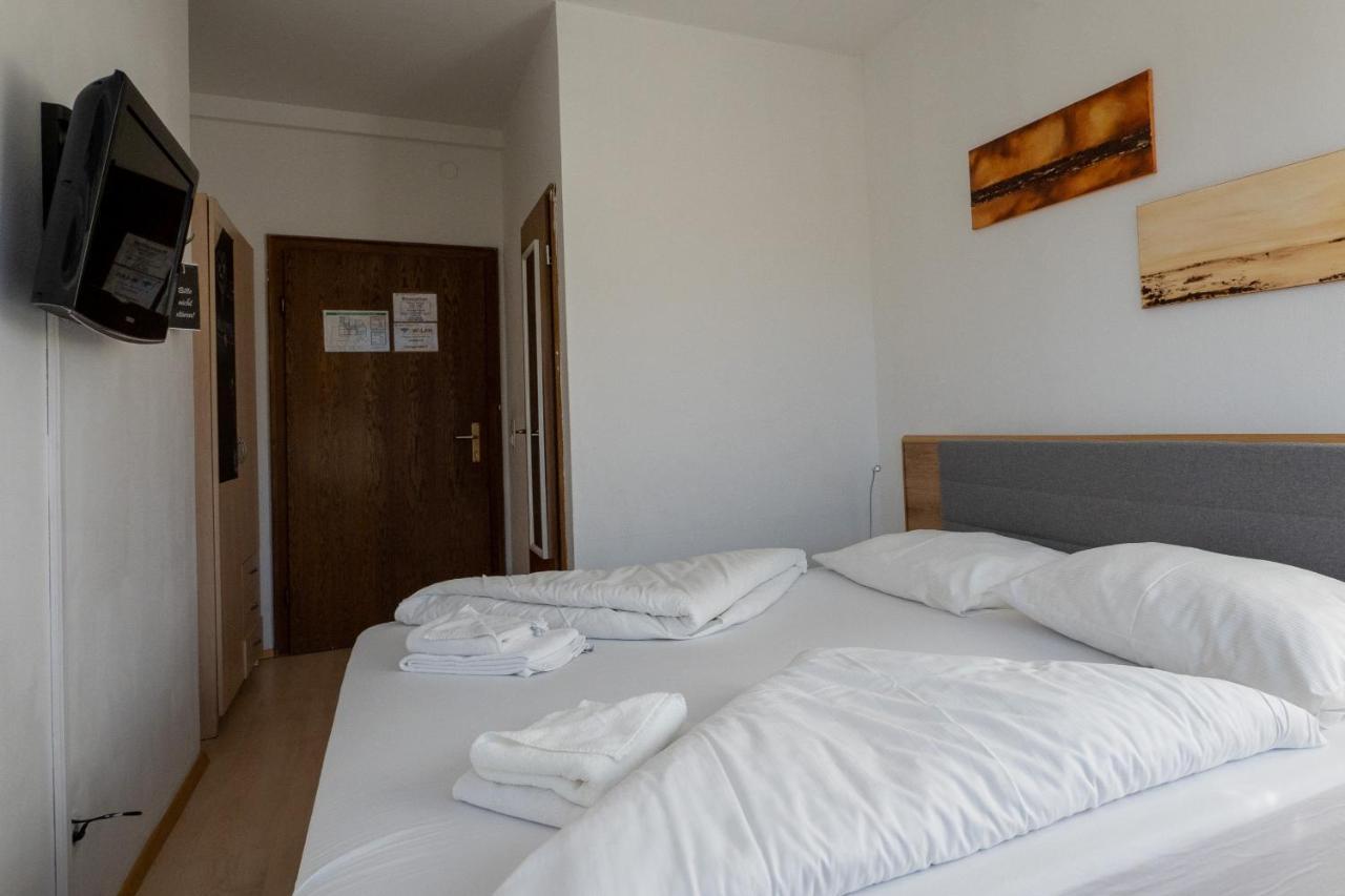 Deluxe Double Room Shower