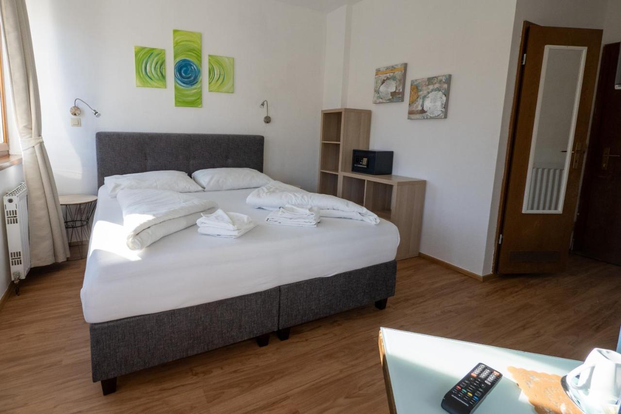 Deluxe Double Room Shower